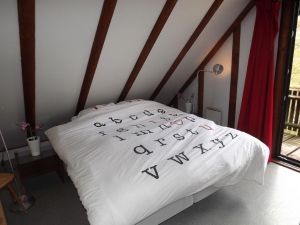 Slaapkamer met tweepersoonsbed op de bovenverdieping