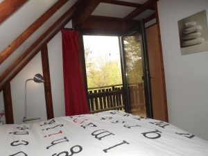 Slaapkamer met tweepersoonsbed op de bovenverdieping