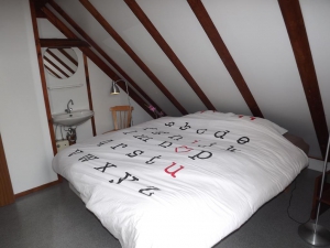 Slaapkamer met tweepersoonsbed op de bovenverdieping