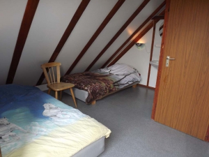 Slaapkamer met twee bedden op de bovenverdieping