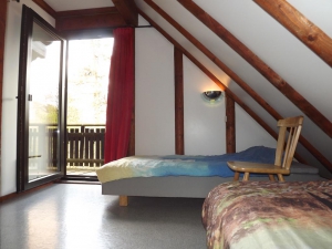 Slaapkamer met twee bedden op de bovenverdieping